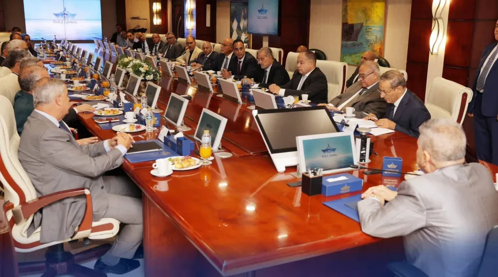 جانب من لقاء رئيس هيئة قناة السويس بممثلي 20 جهة من الخطوط والتوكيلات الملاحية الكبرى في القاهرة 23 سبتمبر2026 (هيئة قناة السويس)
