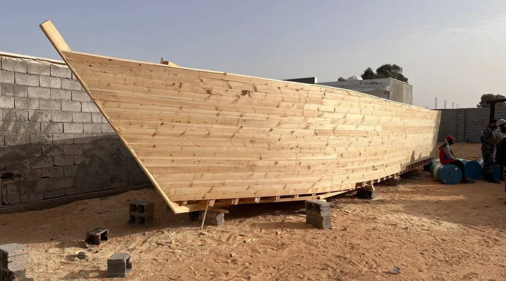 مصنع قوارب للهجرة غير الشرعية عقب مداهمته في ليبيا (إدارة المهام الخاصة التابعة لوزارة الداخلية بغرب ليبيا)