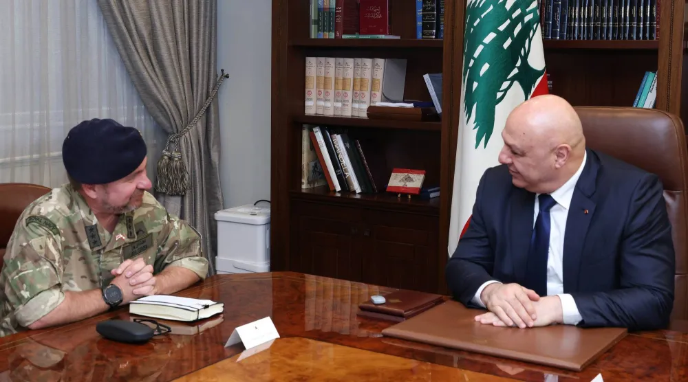 عون مستقبلاً كبير مستشاري الحكومة البريطانية لشؤون الدفاع في الشرق الأوسط الأميرال إدوارد ألغرن (الرئاسة اللبنانية)