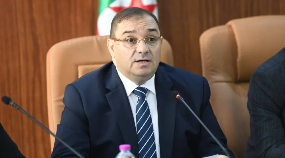وزير العدل الجزائري خلال عرض مشروع تعديل قانون العقوبات على اللجنة القانونية البرلمانية (وزارة  العدل)