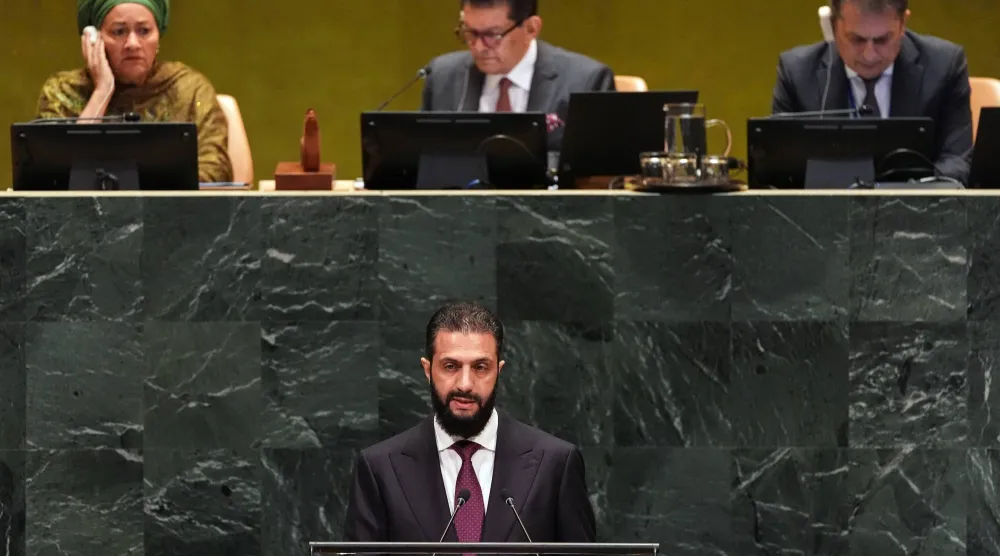الرئيس السوري أحمد الشرع يتحدث خلال الدورة الـ81 للجمعية العامة للأمم المتحدة في نيويورك (أ.ب)