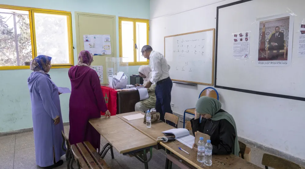 مغربيات خلال تسجيل أسمائهن قبيل الإدلاء بأصواتهن في الرباط يوم الأربعاء (إ.ب.أ)