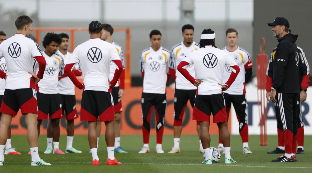 كلوب  يحفز لاعبي المنتخب الألماني قبل مواجهة هولندا (رويترز)
