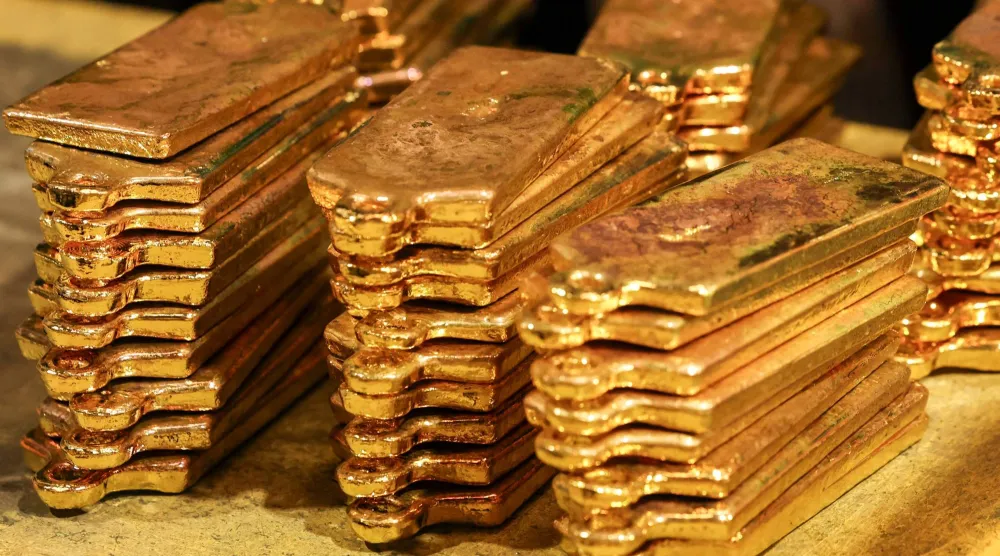سبائك من الذهب بعد إخراجها من قوالبها في مصهر مصفاة في سيدني (أ.ف.ب)