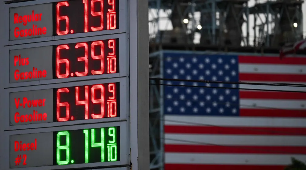 أسعار البنزين العادي تتجاوز 6 دولارات للغالون والديزل تتجاوز 8 دولارات للغالون بمدينة كارسون - كاليفورنيا (أ.ف.ب)