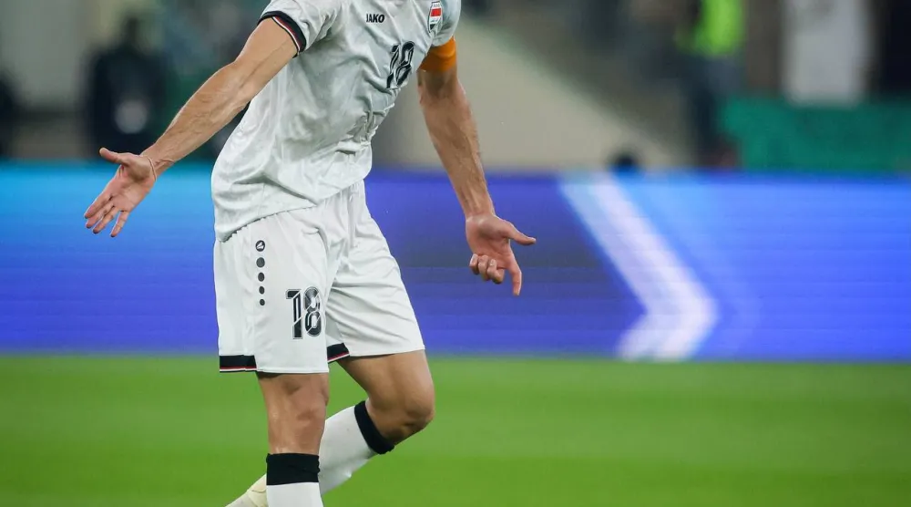 أيمن حسين قائد منتخب العراق يبدو مستاءً خلال مباراة العراق وعُمان (المنتخب العراقي)
