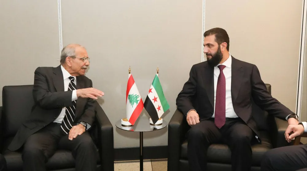 الرئيس السوري أحمد الشرع ورئيس الحكومة اللبنانية نواف سلام خلال لقاء على هامش اجتماعات الأمم المتحدة في نيويورك (رئاسة الحكومة اللبنانية)