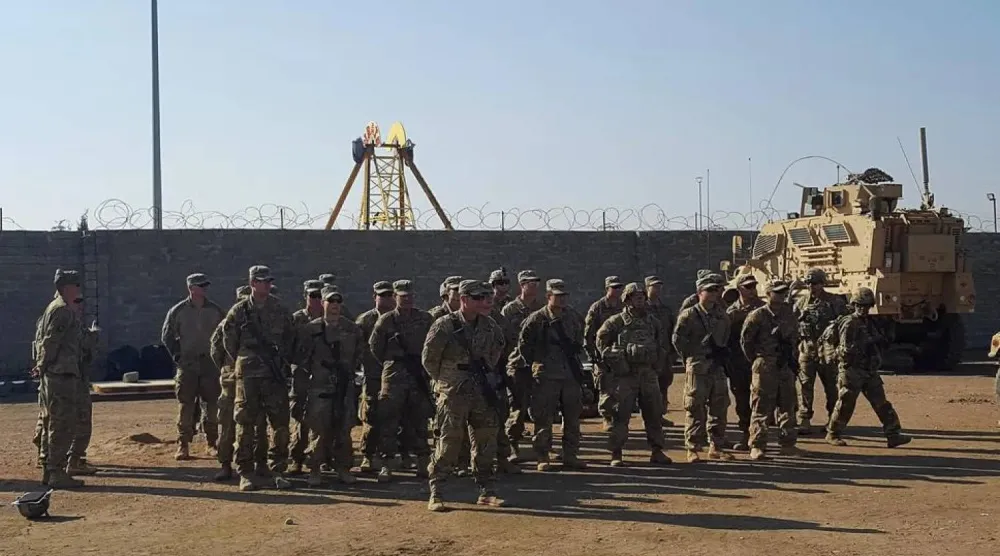 جنود أميركيون يتجمّعون في قاعدة عسكرية شمال الموصل بالعراق (أرشيفية - رويترز)