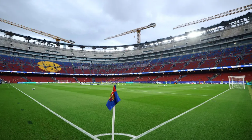 يبحث برشلونة عن مصدرين جديدين للتمويل لتغطية التكاليف المتزايدة لتجديد ملعبه «كامب نو» (رويترز)