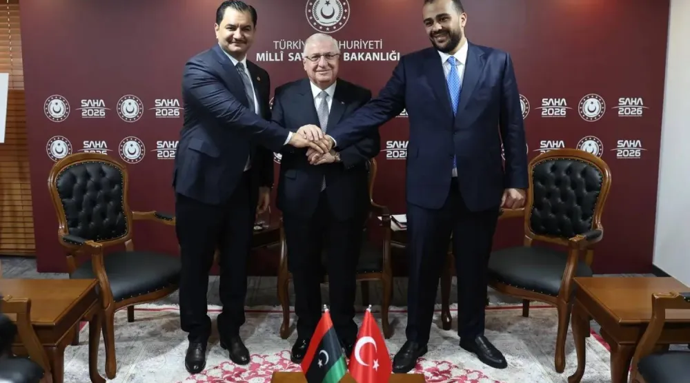 وزير الدفاع التركي يتوسط الزوبي إلى اليمين وصدام حفتر في مايو الماضي (وزارة الدفاع التركية)