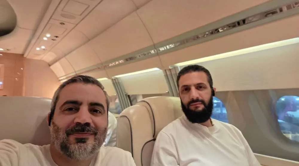 سيلفي وزير الخارجية السوري يظهره والشرع في طائرة العودة من نيويورك إلى دمشق (حساب إنستغرام)