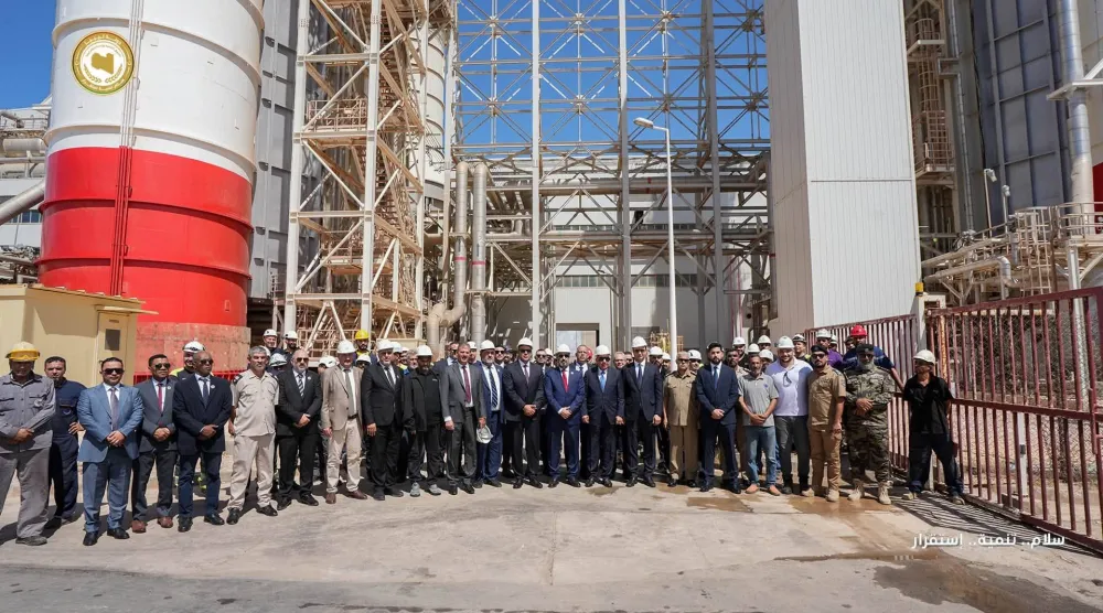 مدير «صندوق إعادة إعمار ليبيا» بالقاسم حفتر ووزير الكهرباء المصري محمود عصمت يتوسطان العاملين في مشروعات ليبية 23 سبتمبر (الصندوق)