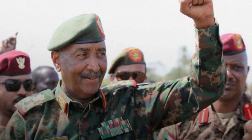 قائد الجيش السوداني عبد الفتاح البرهان داخل القصر الرئاسي في 26 مارس 2025 (رويترز)