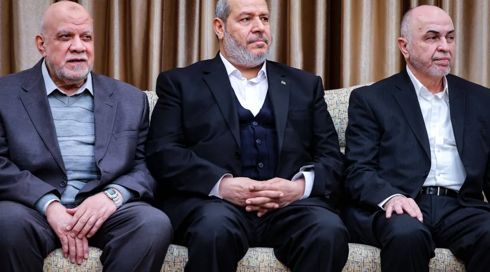 (من اليمين) القياديون في «حماس»: محمد درويش وخليل الحية ونزار عوض الله خلال لقاء مع المرشد الإيراني الراحل علي خامنئي في فبراير 2025 (موقع خامنئي - أ.ف.ب)