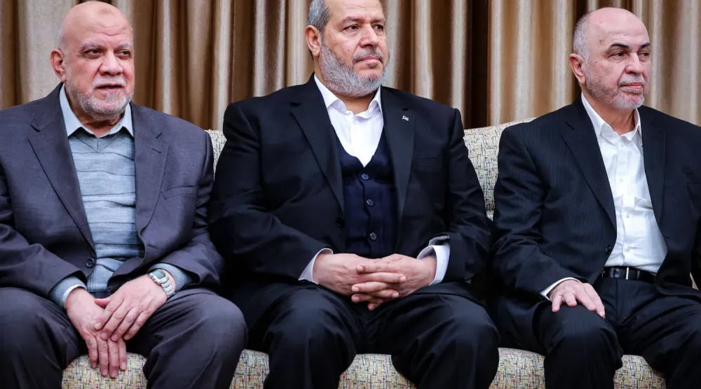 (Soldan sağa) Hamas’ın liderlik konseyi üyeleri Nizar Avadallah, Halil el-Hayye ve Muhammed Derviş, Şubat 2025’te İran’ın merhum Dini Lideri Ali Hamaney ile gerçekleştirilen görüşmede. (Hamaney’in internet sitesi – AFP)
