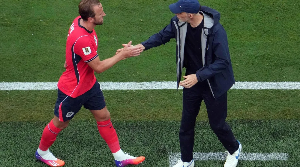 الألماني توماس توخيل مدرب منتخب إنجلترا يحيي المهاجم هاري كين خلال مباراة إنجلترا وبنما في كأس العالم (أ.ف.ب)