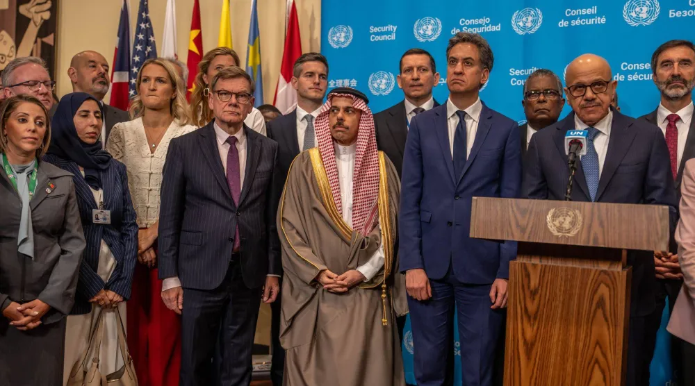 وزير الخارجية السعودي الأمير فيصل بن فرحان يتوسط وزراء ومسؤولين دوليين خلال اجتماعات الجمعية العامة للأمم المتحدة في نيويورك الخميس (د.ب.أ)