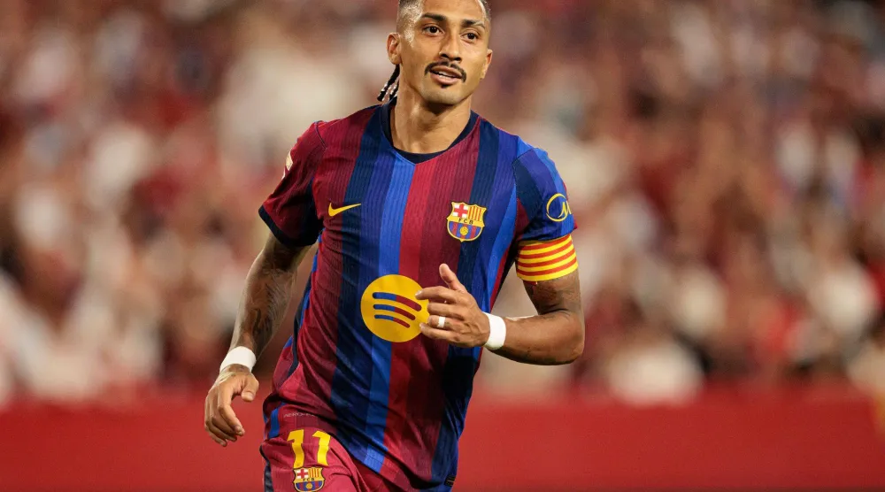 لاعب برشلونة رافينيا (د.ب.أ)