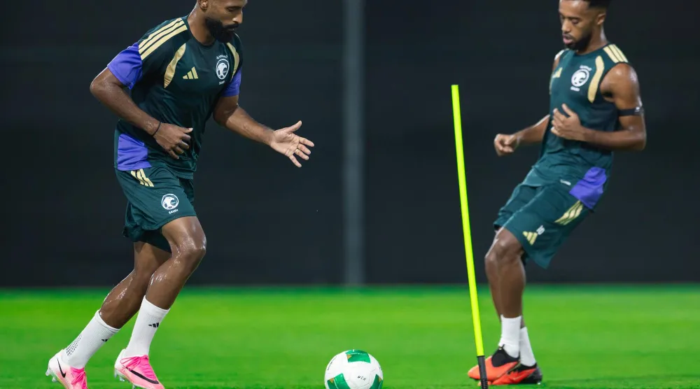 البريكان ومختار علي خلال المران (المنتخب السعودي)