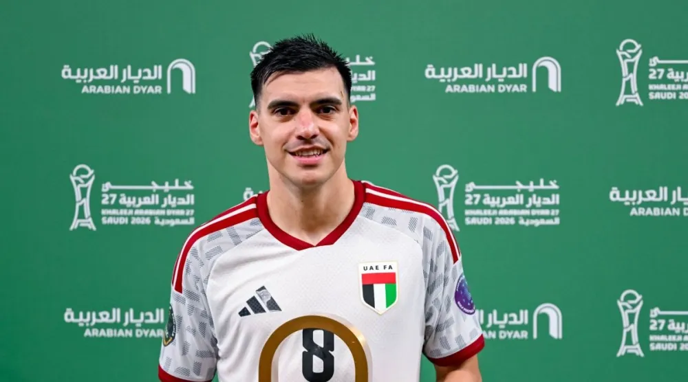 خيمينيز لاعب الإمارات متوجاً بالجائزة (الشرق الأوسط)