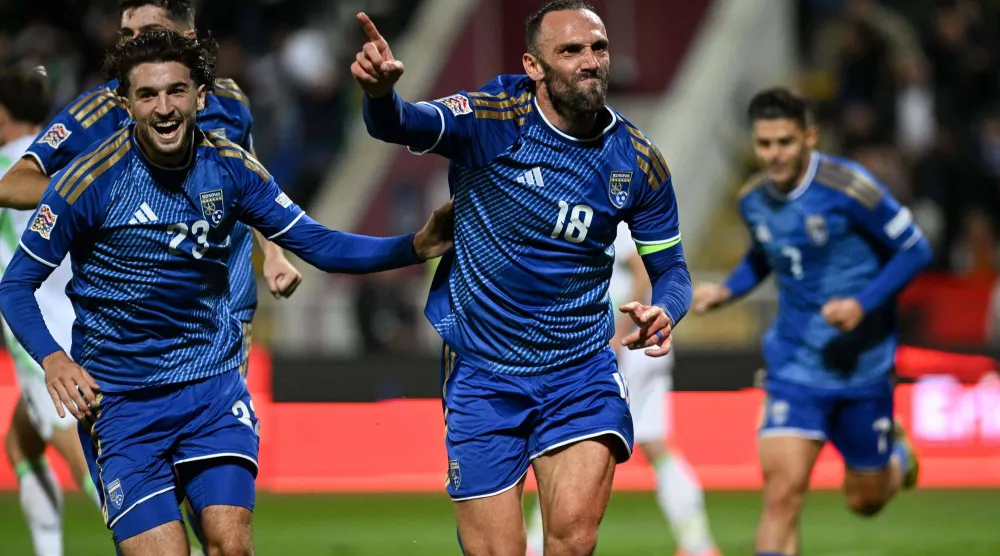 فيدات موريكي يحتفل بتسجيل هدف كوسوفو الأول أمام آيرلندا في دوري الأمم الأوروبية (أ.ف.ب)
