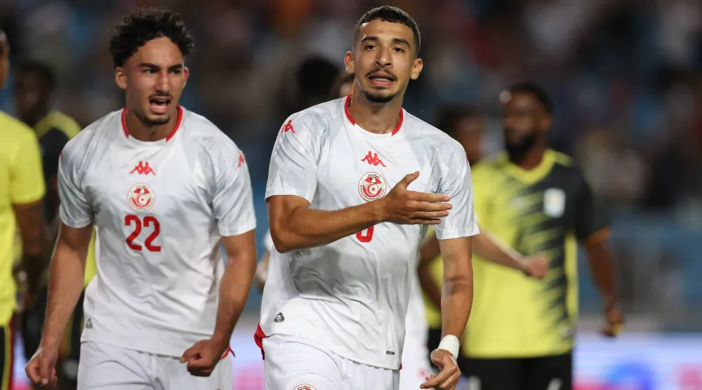 آدم عروس يحتفل بتسجيل هدف تونس الأول أمام أوغندا في تصفيات كأس أمم إفريقيا 2027 (إ.ب.أ)
