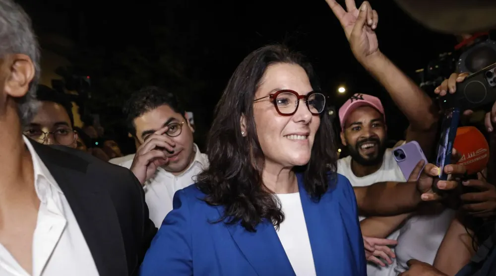 “Asalet ve Çağdaşlık” Partisi’nin liderlik kadrosundan Fatima ez-Zehra el-Mansuri, dün erken saatlerde seçim sonuçlarını kutlayan destekçileri arasında (AFP)