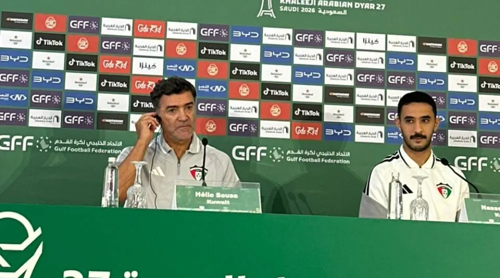 البرتغالي هيليو سوزا مدرب المنتخب الكويتي وإلى جواره ناصر فالح (الشرق الأوسط) 