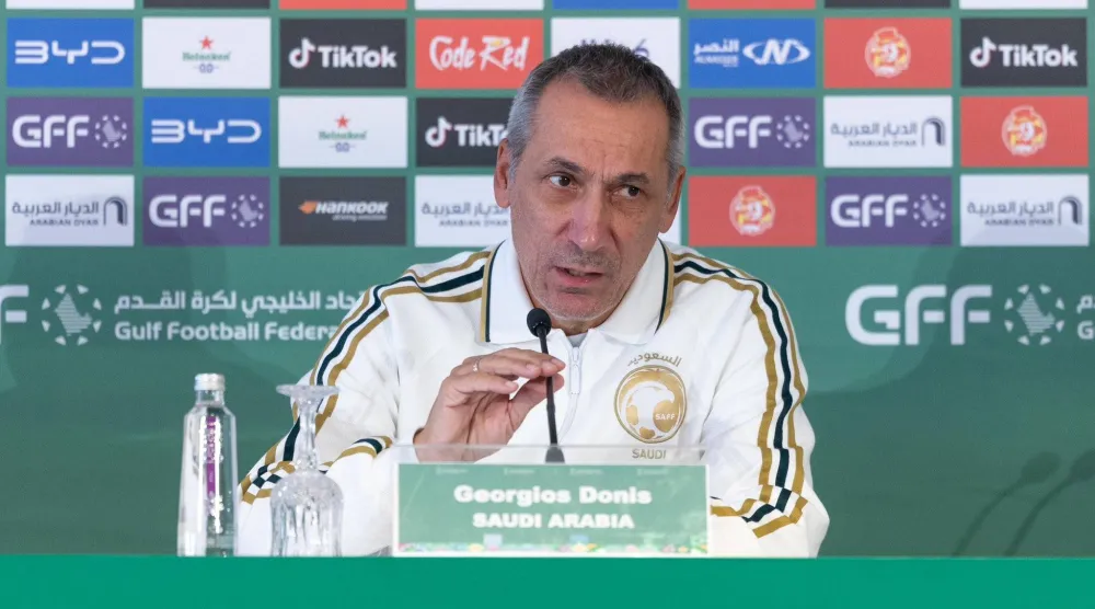 اليوناني دونيس مدرب المنتخب السعودي (المنتخب السعودي)