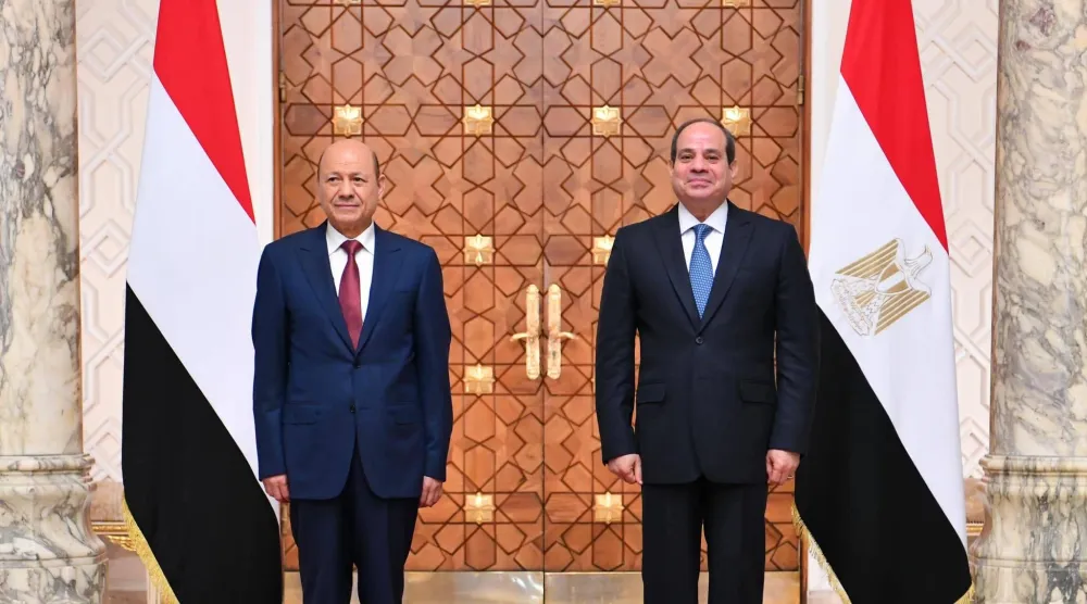 لقاء سابق بين الرئيس المصري عبد الفتاح السيسي ورئيس المجلس الرئاسي اليمني رشاد العليمي (الرئاسة المصرية)