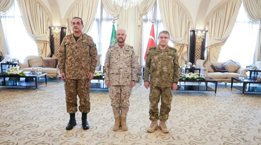 رؤساء أركان السعودية وتركيا وباكستان لدى اجتماعهم في الرياض الجمعة (رويترز)