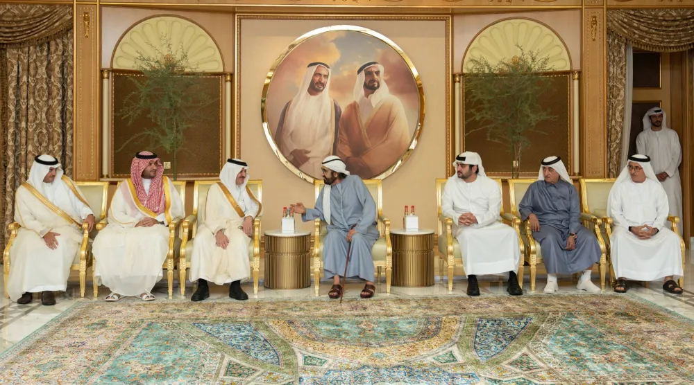 الشيخ محمد بن راشد مستقبلاً الأمراء سعود بن نايف وتركي بن محمد بن فهد وسعود بن طلال بن بدر (واس)