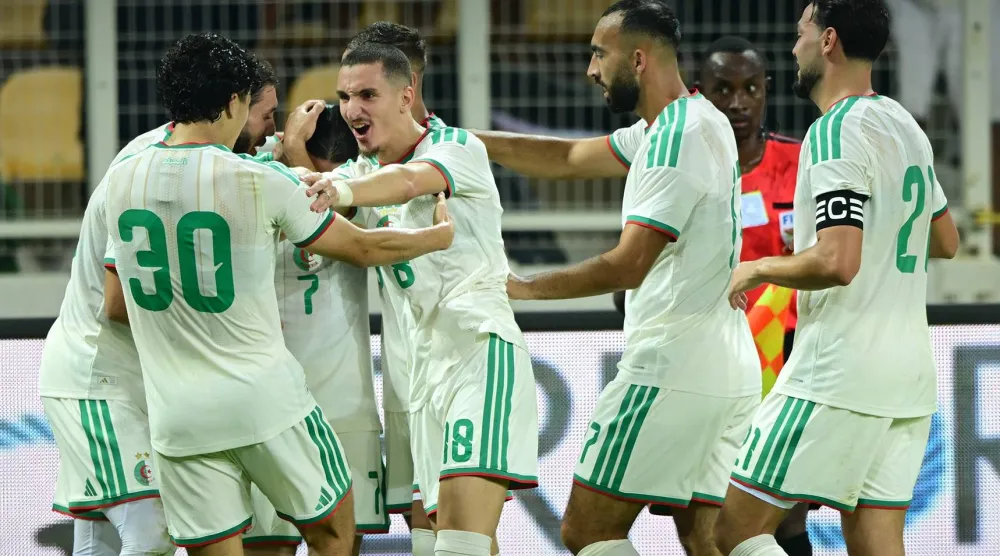 فرحة جزائرية بأحد الأهداف في المباراة (الشرق الأوسط)