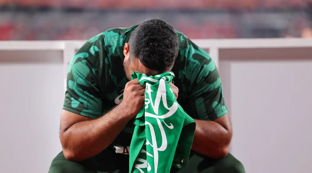 الدبيسي يذرف الدموع فرحا بعد برونزيته في المطرقة (الشرق الأوسط)