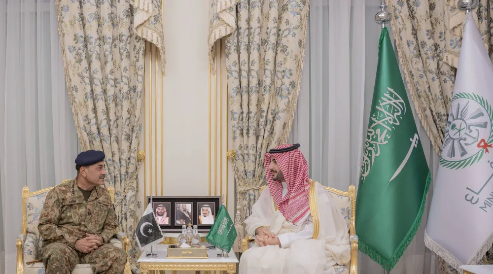 الأمير خالد بن سلمان لدى لقائه عاصم منير (وزارة الدفاع السعودية)