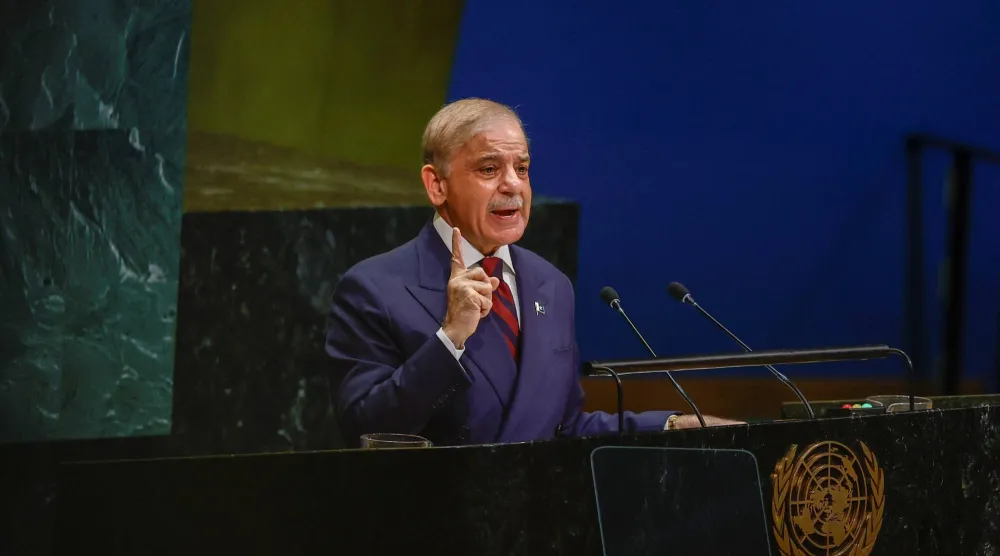 رئيس الوزراء الباكستاني محمد شهباز شريف يلقي كلمته أمام الجمعية العامة للأمم المتحدة الجمعة (رويترز)