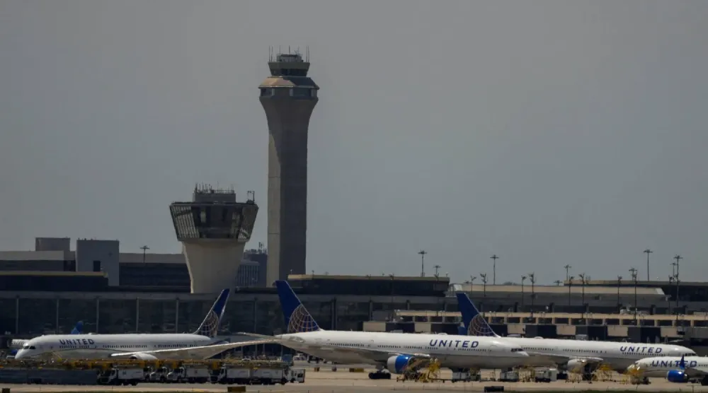 2025 yılında ABD’nin New Jersey eyaletindeki Newark Uluslararası Havalimanı’nda hava trafiğinin durmasının ardından apronda görülen uçaklar (Reuters)
