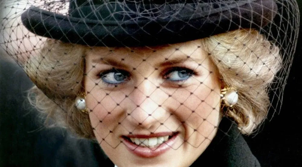 ديانا أميرة ويلز تظهر في هذه الصورة الأرشيفية خلال زيارتها باريس 11 نوفمبر 1988 (رويترز)