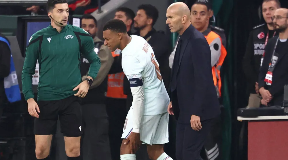 قائد المنتخب الفرنسي كيليان مبابي خارج المعسكر (أ.ف.ب)