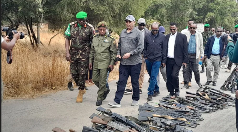 مسلحون في تيغراي خلال تسليم الأسلحة الخفيفة لقوات الدفاع الإثيوبية في وقت سابق (وكالة الأنباء الإثيوبية)