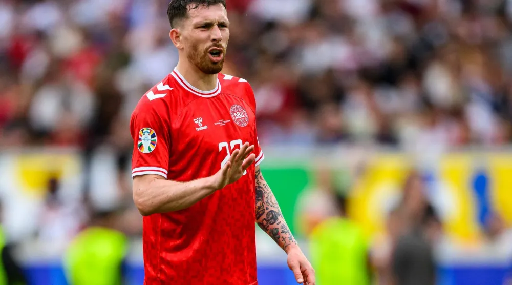 بيير إميل هويبرغ قائد المنتخب الدنماركي (د.ب.أ)