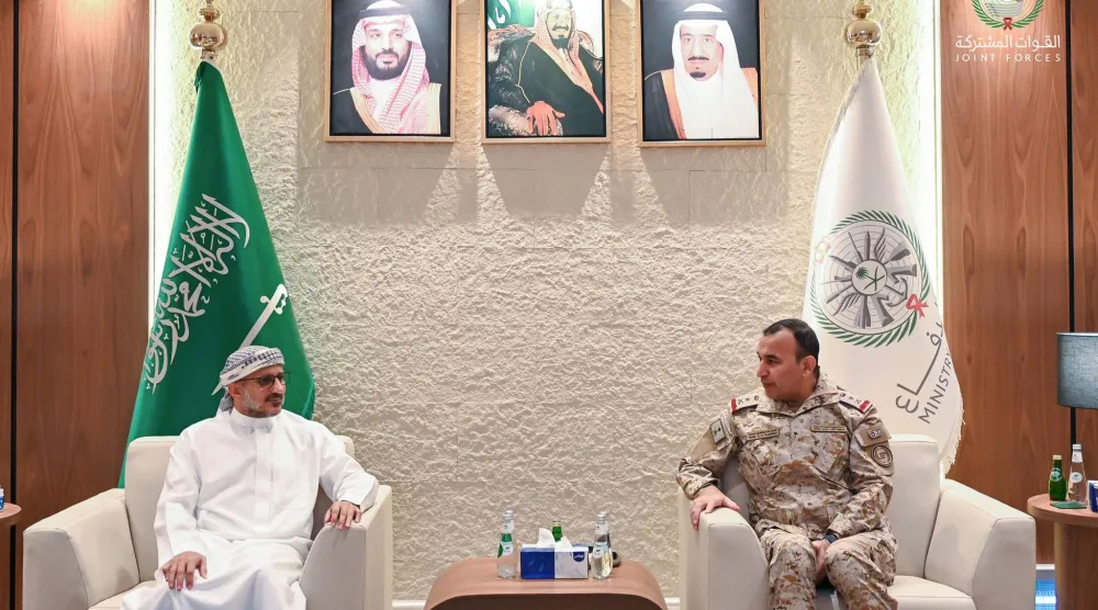 الفريق الركن فهد السلمان لدى لقائه الفريق أول ركن طارق صالح في الرياض (القوات المشتركة السعودية)