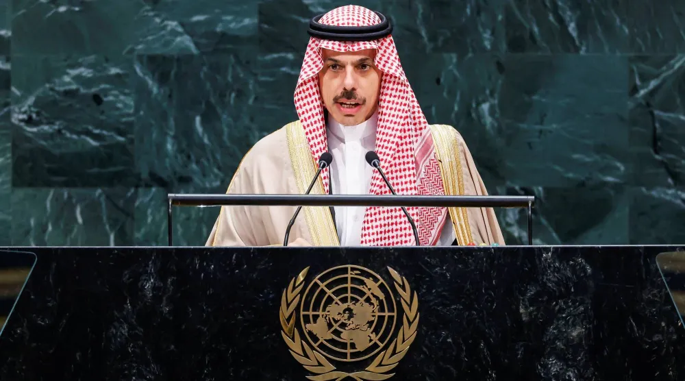 وزير الخارجية السعودي الأمير فيصل بن فرحان يلقي كلمة بلاده أمام الجمعية العامة للأمم المتحدة في نيويورك (رويترز)