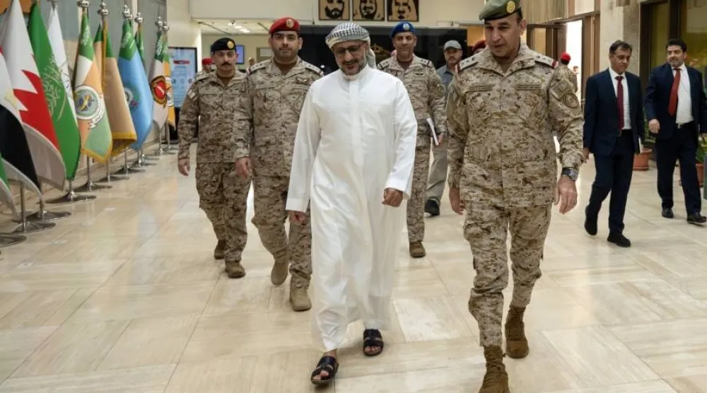 الفريق الركن فهد السلمان لدى لقائه الفريق أول ركن طارق صالح في الرياض يوم السبت (التحالف)