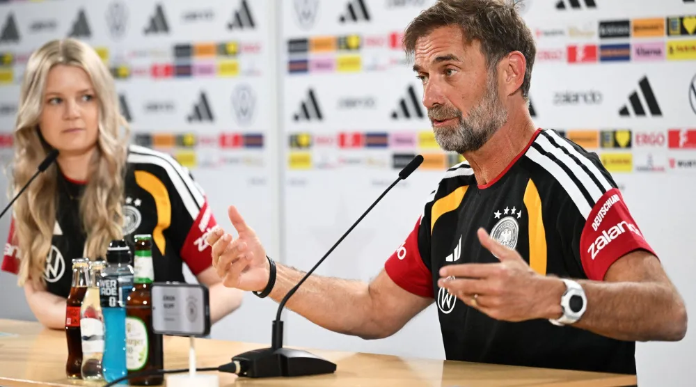 الألماني يورغن كلوب مدرب منتخب ألمانيا يتحدث خلال مؤتمر صحافي في هرتسوغن آوراخ بولاية بافاريا الألمانية (د.ب.أ)