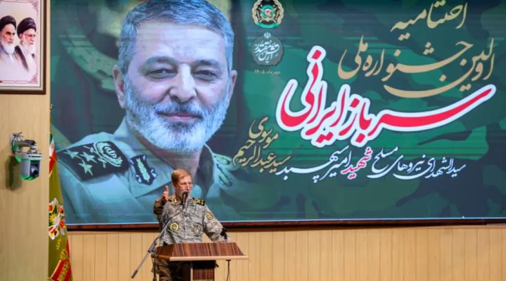 قائد الجيش الإيراني أمير حاتمي يلقي خطاباً أمام حشد من قواته الأحد (أرنا)