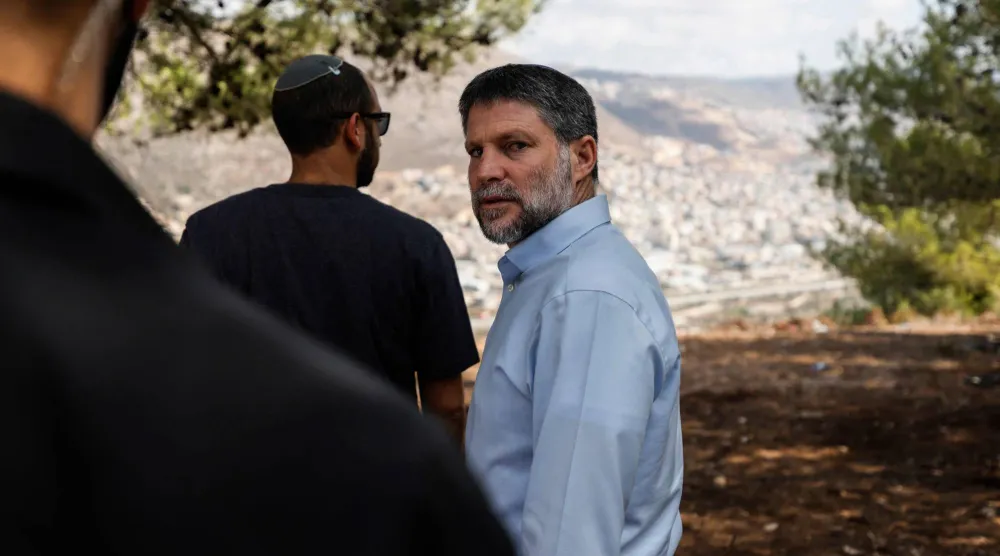 وزير المالية الإسرائيلي اليميني المتطرف بتسلئيل سموتريتش خلال حضوره اجتماعاً للحزب نُظّم على تلة تطل على بلدة مجد الكروم العربية في شمال إسرائيل وذلك في 24 سبتمبر 2026 (أ.ف.ب)