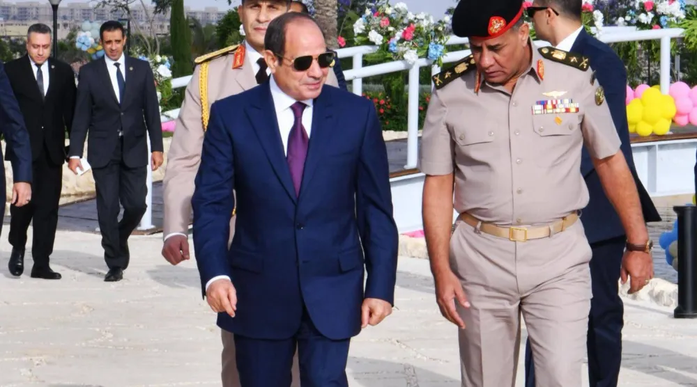 الرئيس المصري عبد الفتاح السيسي ووزير الدفاع أشرف سالم زاهر (الرئاسة المصرية)