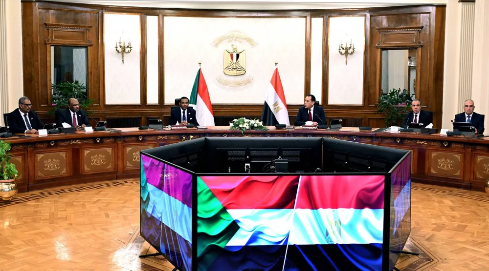 رئيسا وزراء مصر والسودان خلال محادثات بالقاهرة في فبراير الماضي (مجلس الوزراء المصري)
