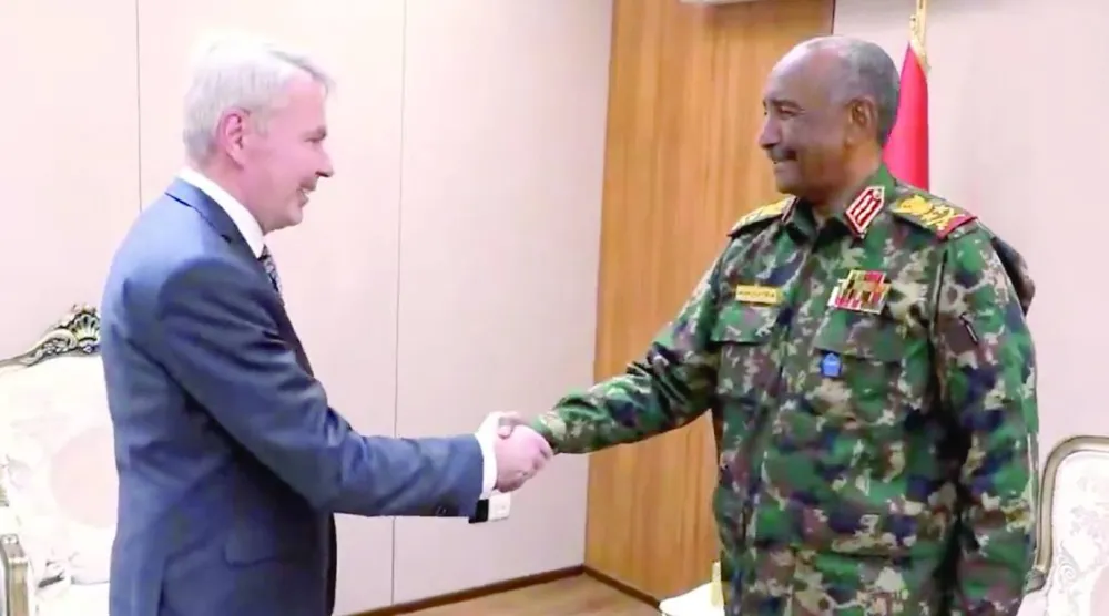 البرهان مستقبِلاً المبعوث الشخصي للأمين العام للأمم المتحدة إلى السودان بيكا هافيستو (إعلام مجلس السيادة)